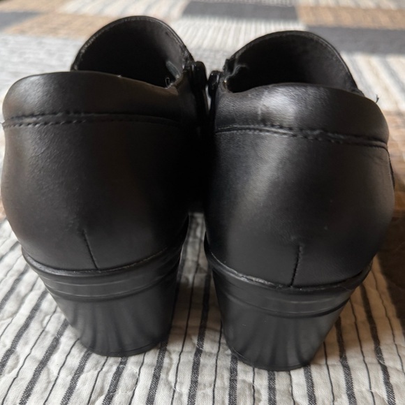 Clarks Black Leather Heeled Shoes, Size 6.5, EUC - Picture 3 of 7